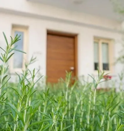 Elysia Park Cosy Townhouse Апартаменты Пафос